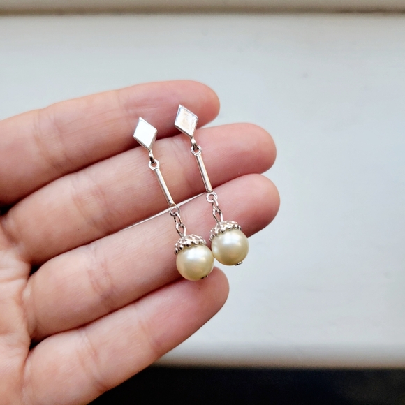 Vintage Avon Silver Simple Dainty Classic Pearl Drop Hanging Stud Earrings - Picture 16 of 16